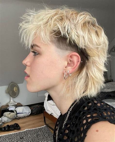 Mullet Girl Frisuren Haarschnitte Vokuhila Frisur Punk Haarschnitt