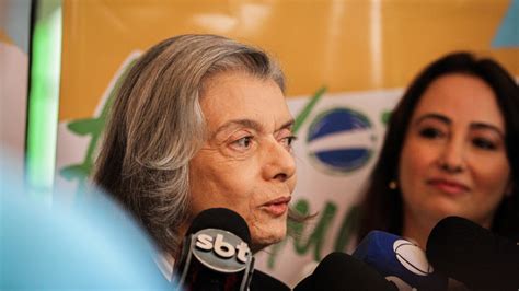 Cármen Lúcia celebra tranquilidade na votação do segundo turno