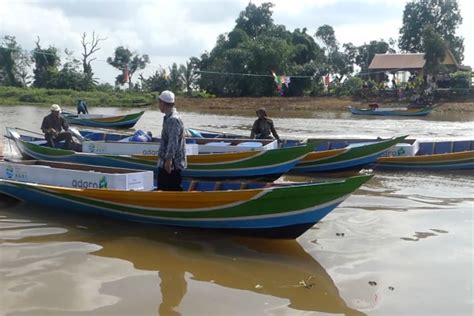 Pelihara Sungai Martapura Perahu Sampah Dan Bibit Pohon Dialokasikan