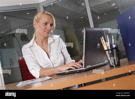 Blonde Junge Frau Arbeitet Im Buero Am Laptop Sekretaerin Sekretaerin Berufe Modelrelease
