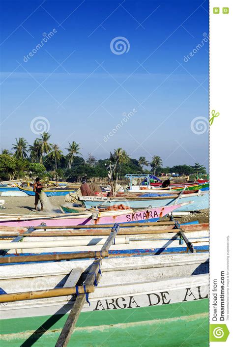 Los Barcos De Pesca Tradicionales En Dili Varan En Timor Oriental