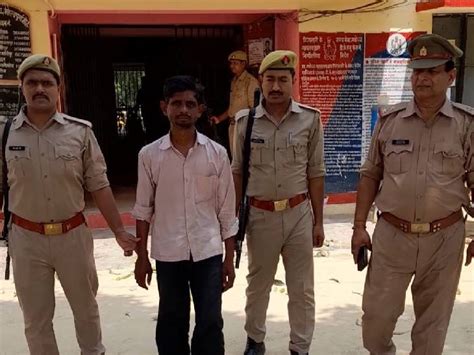 मुखबिर की सूचना पर पुलिस ने छापेमारी कर घर से दबोचा 25 Thousand Reward Crook Arrested In