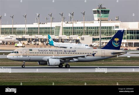 Ein Airbus A320 214 von Saudi Arabian Airlines landet auf der Südbahn