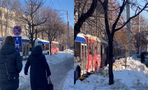 Tren De Troleibuze Surprins In Timp Ce Stationa Pe O Strada Din