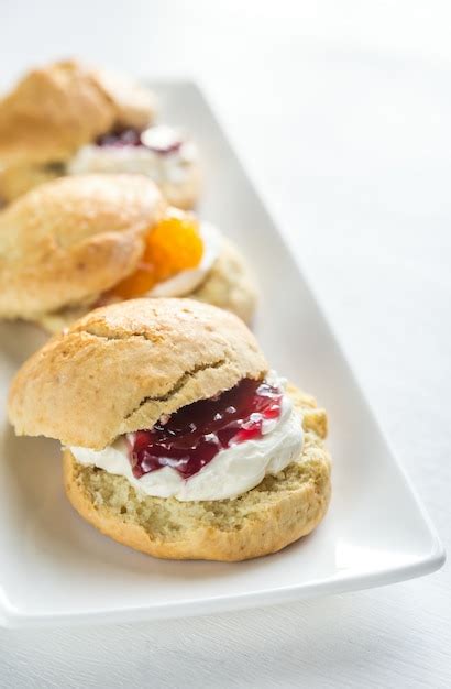 Scones Con Crema Y Mermelada De Frutas Foto Premium