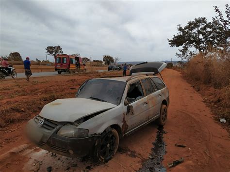 Motorista fica ferido em capotamento de carro na BR 251 em Unaí