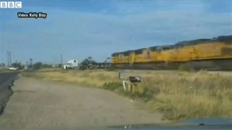 L Arr T Sur Une Voie Ferr E Un Camion Se Fait Percuter Par Un Train