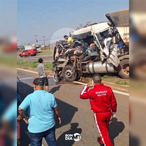 Motorista sai praticamente ileso após acidente deixar cabine de carreta