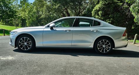 Review 2020 Volvo S60 T5 Momentum Seeks Its Place In The Compact Luxury Sedan Class Carscoops