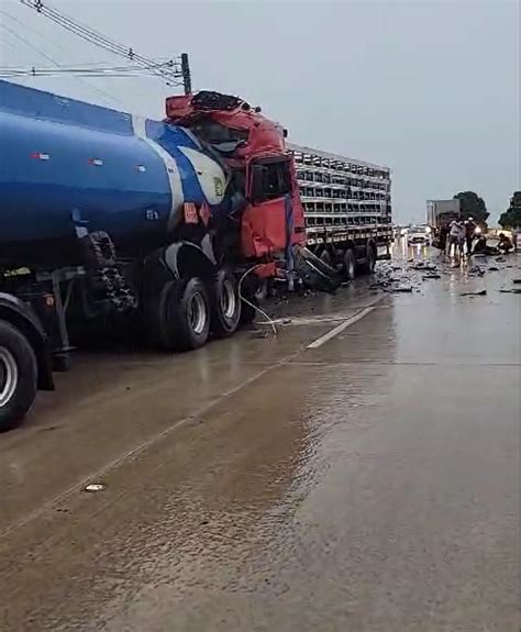 Colisão Entre Caminhões Deixa Um Morto E Interdita Trecho Da Br 101