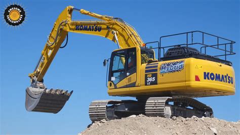 Komatsu Hybrid Hb Excavator Loading Trommel Youtube