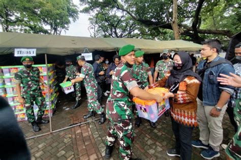 Tni Bagikan Ribuan Paket Sembako Di Monas Warga Alhamdulillah