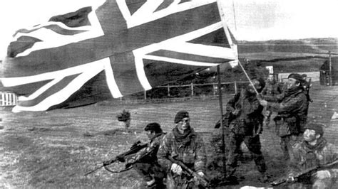 Soldados Británicos Izando La Bandera Del Reino Unido En Las Malvinas El 16 De Junio De 1982