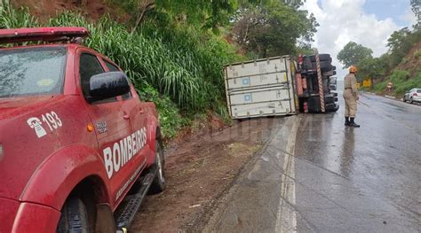 Carreta Tomba Na BR 364 Motorista Fica Ferido E Sai Pelo Para Brisa