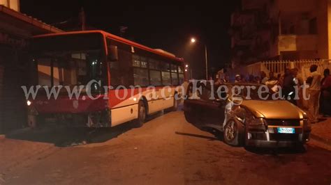 Paura A Licola Mare Bus Travolge Auto E Si Schianta Contro Salumeria