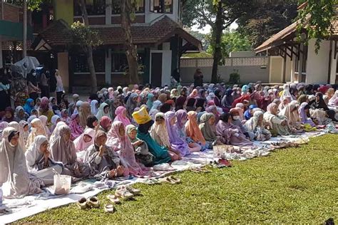 Peduli Palestina Siswa Sekolah Alam Insan Mulia Surabaya Gelar Salat