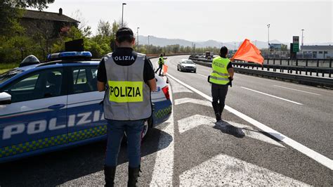 Contromano In Autostrada Provoca Un Incidente E Ruba Un Auto Per Scappare