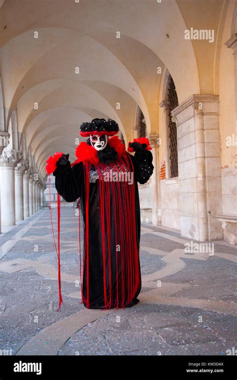 Persona Vestida Con Traje Y M Scara Bajo La Arcada Del Palacio Ducal En