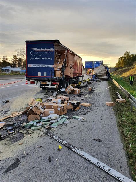 Aufr Umarbeiten Durch Feuerwehr Und Thw Nach Lkw Unfall Auf A Mit