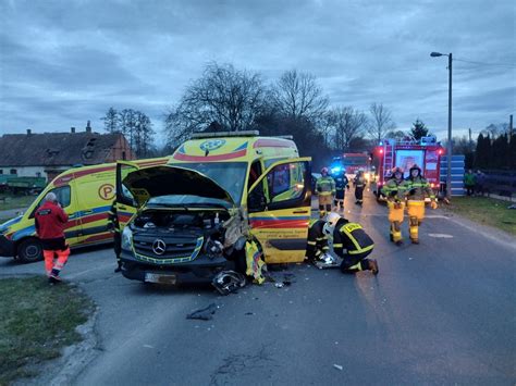 Zderzenie Karetki Z Osob Wk Jedna Osoba Ranna Remiza Pl Polski