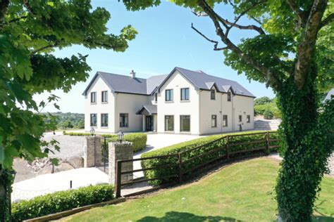 bunbeg home complete  swimming pool hits market donegal daily