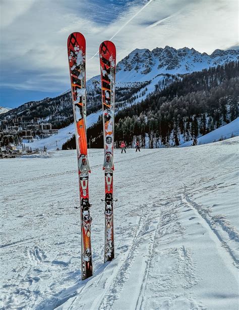 Skiausr Stung Wie Paar Ski Skist Cke Und Darauf Gesteckte Handschuhe