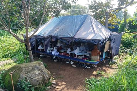 Setahun Gempa Cianjur Ratusan Murid Sd Masih Belajar Di Tenda Darurat