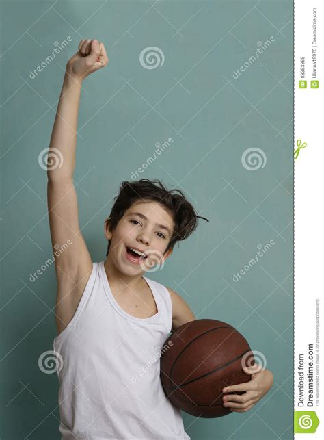 Muchacho Del Adolescente Con La Bola Del Baloncesto Imagen De Archivo