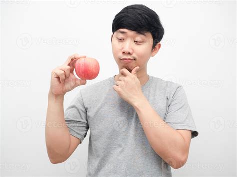 Hombre Mirando Una Manzana Roja En La Mano Pensando En El Fondo Blanco