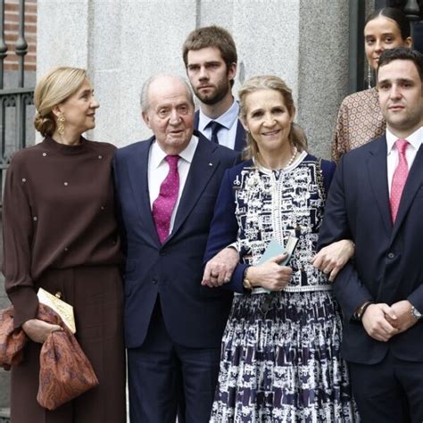 El Rey Juan Carlos Posa Con Las Infantas Elena Y Cristina Y Sus Nietos