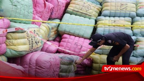 Menkop Ukm Teten Masduki Sebut Pakaian Bekas Ilegal Merusak Pasar Domestik