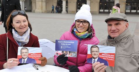 W Krakowie Zbieraj Podpisy Poparcia Dla Komorowskiego