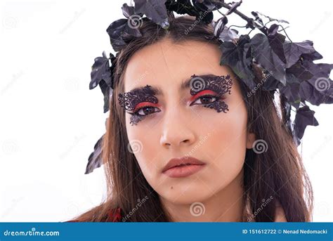 Retrato Del Modelo Femenino Joven Atractivo Foto De Archivo Imagen De