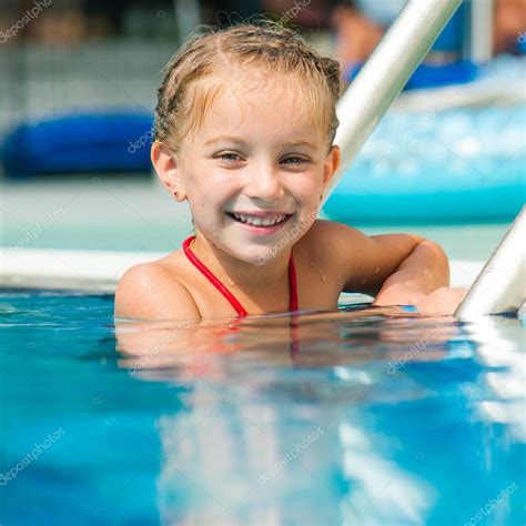 Hübsches Kleines Mädchen Im Schwimmen Stockfotografie Lizenzfreie