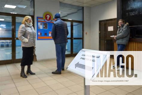 Vladivostok March People Wait At A Polling