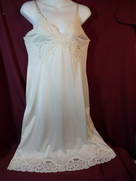 Vintage Beautiful Vanity Fair Lacy Full Slip Ivory Size 38 Slippery And Shiny