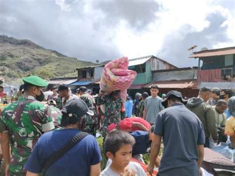 Personel Kodim 1714 Puncak Jaya Bantu Warga Padamkan