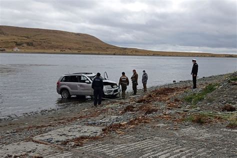 Tragedia en Magallanes mujer muere después de que su auto cayera al