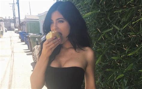 Kylie Jenner Diz Que Sofreu Intoxica O Alimentar N O Pare O Nada