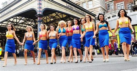 Ryanair Les Hôtesses De La Compagnie Dévoilent Leur Calendrier 2014 Photos