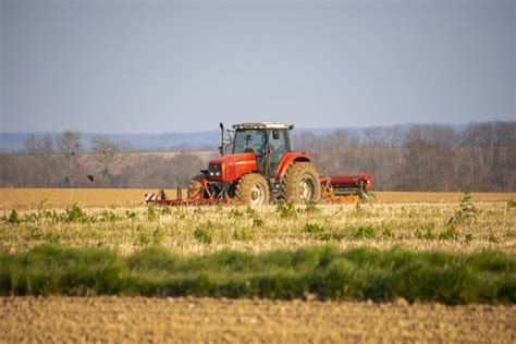 Za radio w ciągniku trzeba zapłacić abonament Oto stawki na 2024