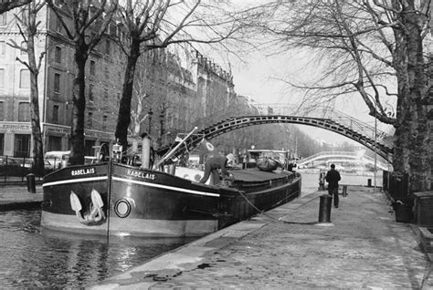 P Niche Sur Le Canal Saint Martin Quai De Jemmapes Janine Niepce