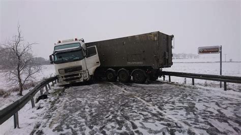 Schnee Und Gl Tte Sorgen F R Mehrere Unf Lle In Vorpommern