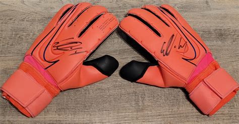 Getragene Handschuhe Von BVB Keeper Kobel