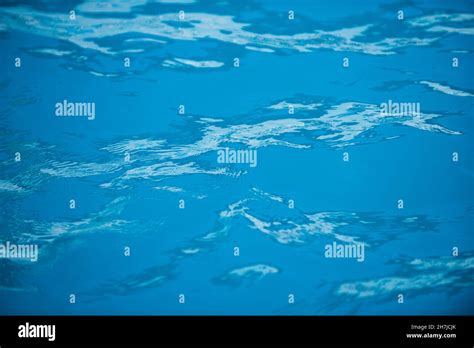 Fond D Eau Bleue Dans La Piscine Avec Reflet Du Soleil Vague D Eau