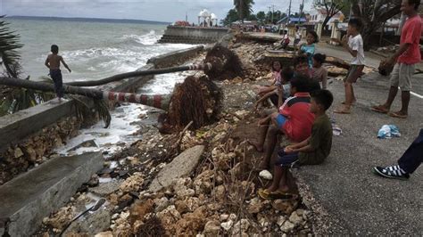 Dampak Hantaman Gelombang Tinggi Di Kota Baubau Foto