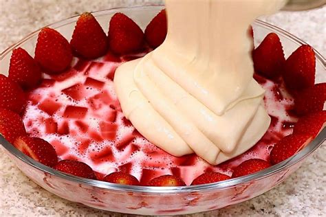 Sobremesa De Morango Para O Natal Com Creme E Morangos Frescos Simples