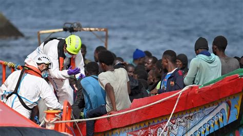 Dos Cayucos Llegan A El Hierro Y Lanzarote Con 130 Personas A Bordo