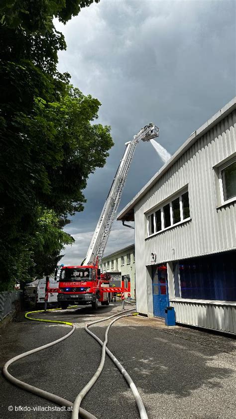 Lagerhalle In Vollbrand B 9 Bezirksfeuerwehrkommando Villach Stadt