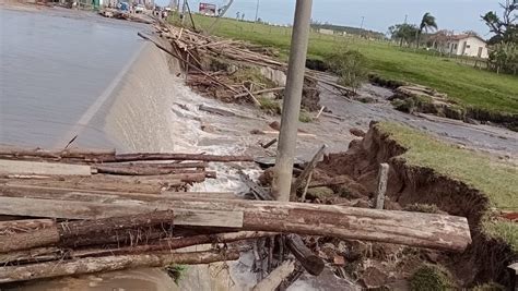 Após Rompimento De Dique água Invade Casas E Afeta Principal Acesso De Comunidade No Sul De Sc